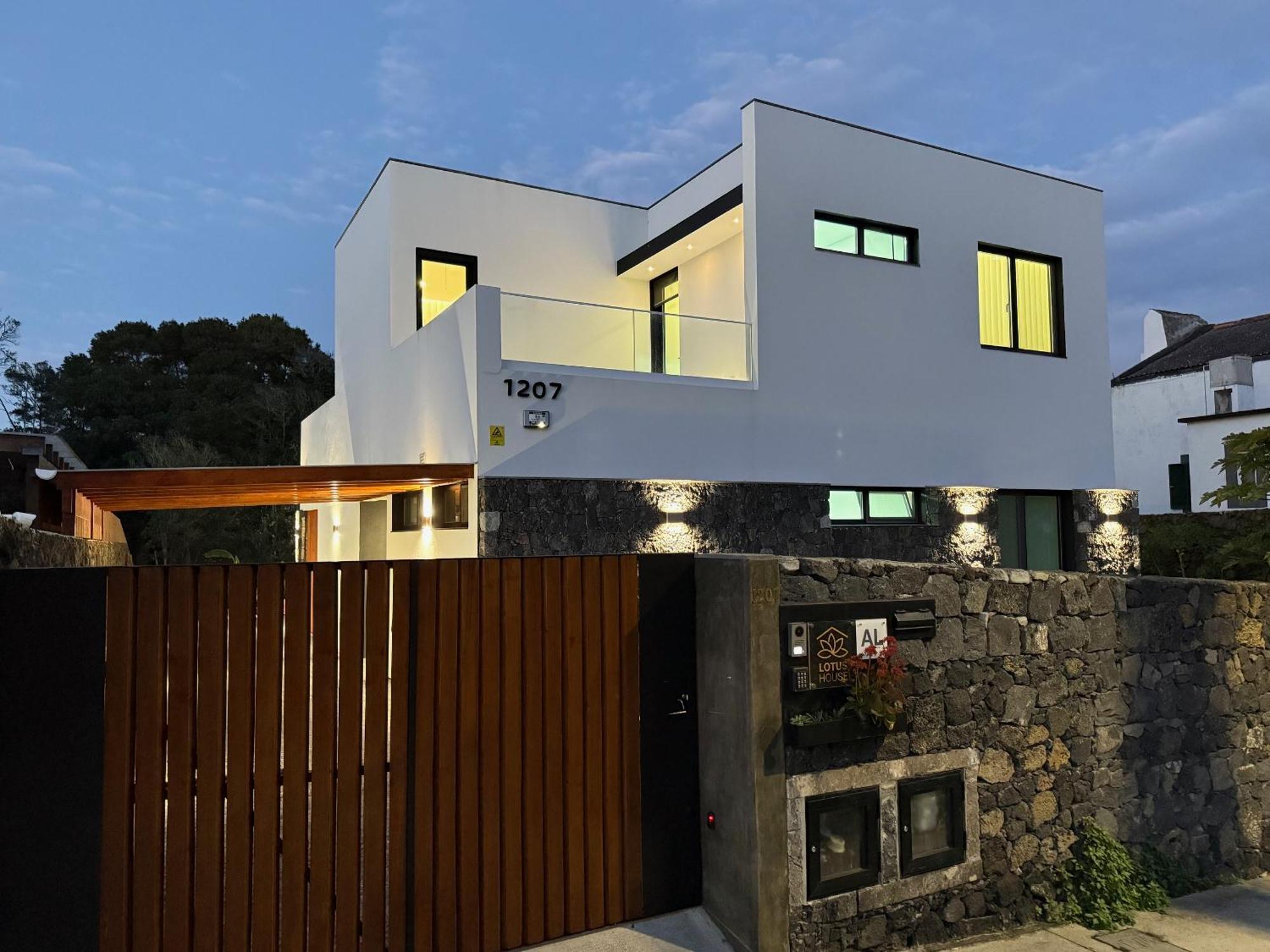 Lotus House - Heated Pool & Jacuzzi Near The Holiday home Ponta Delgada (Sao Miguel)